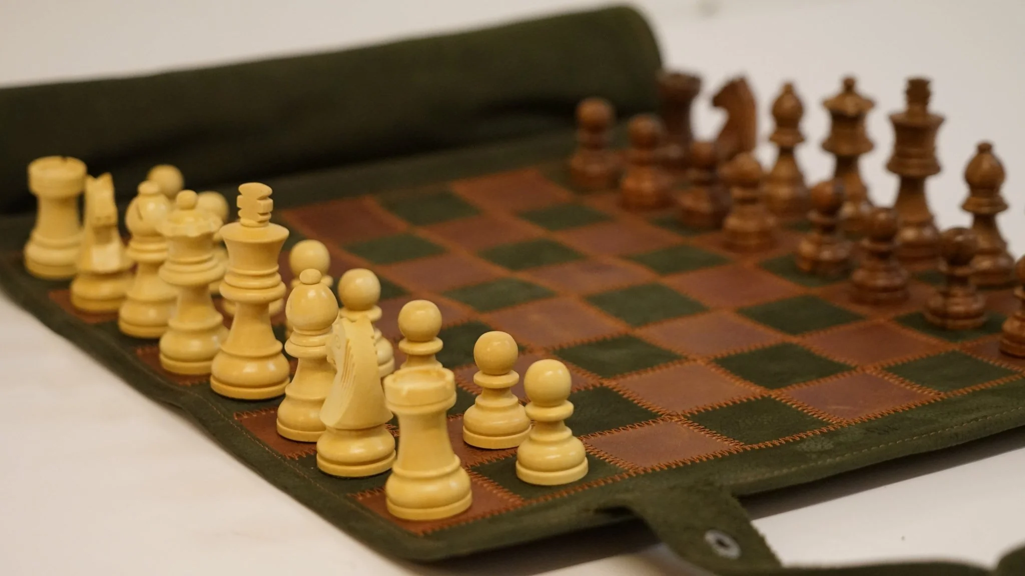 Ensemble jeu d'échecs en cuir - magnétique - Vert / Marron - mélia games