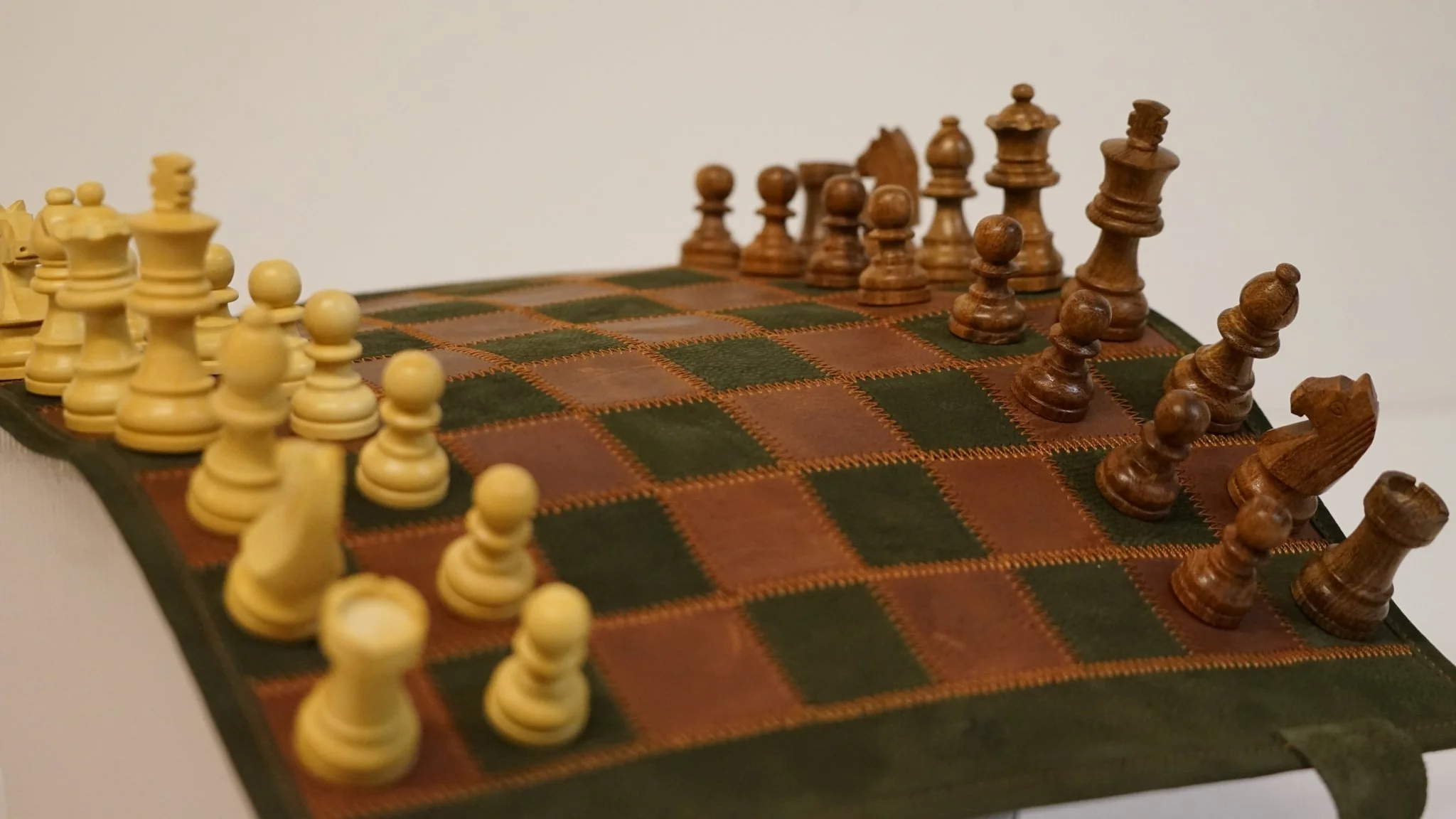 Ensemble jeu d'échecs en cuir - magnétique - Vert / Marron - mélia games - Image 3