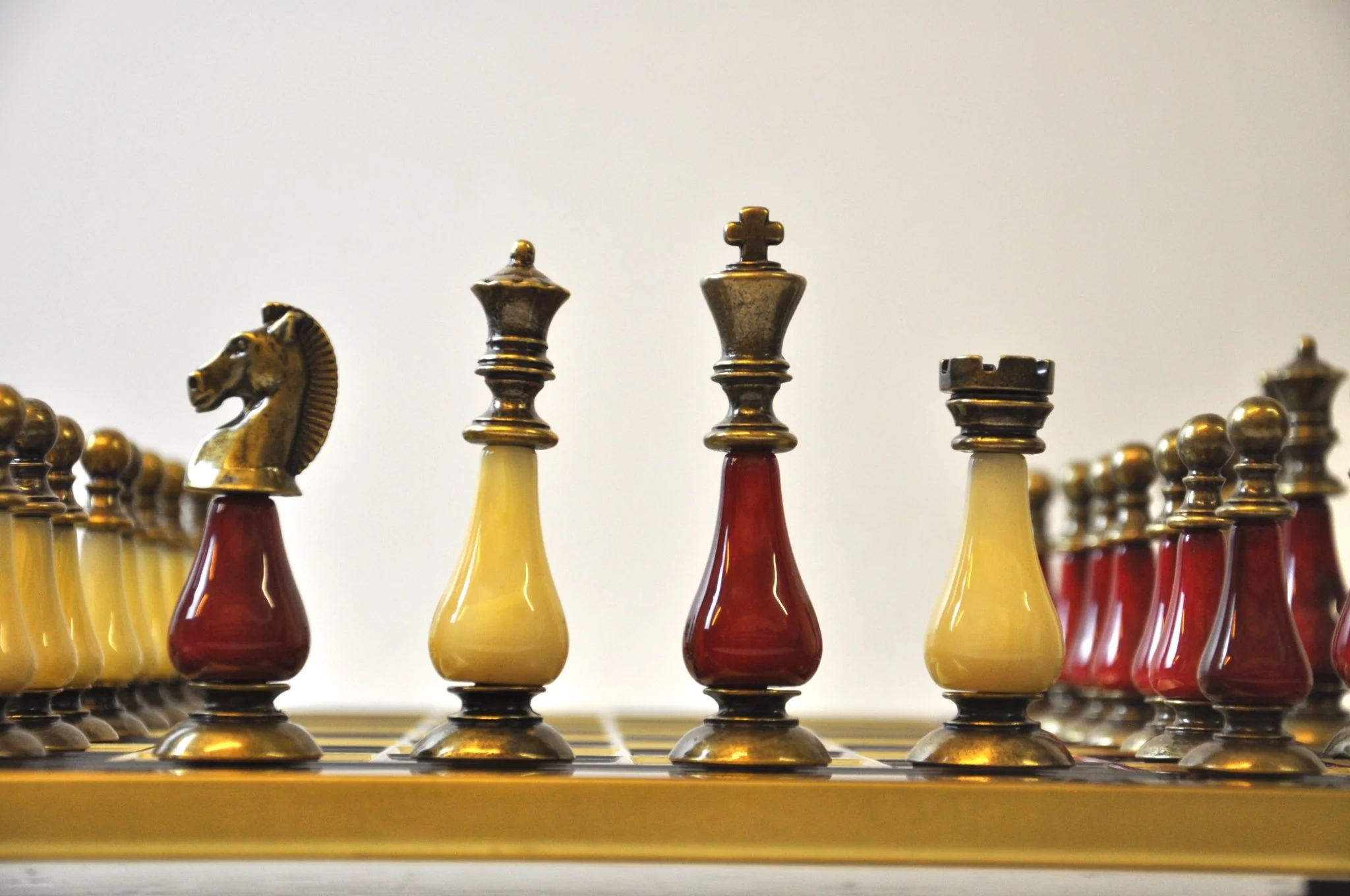 Ensemble jeu d'échecs en laiton et perle - coffre bois - Manopoulos