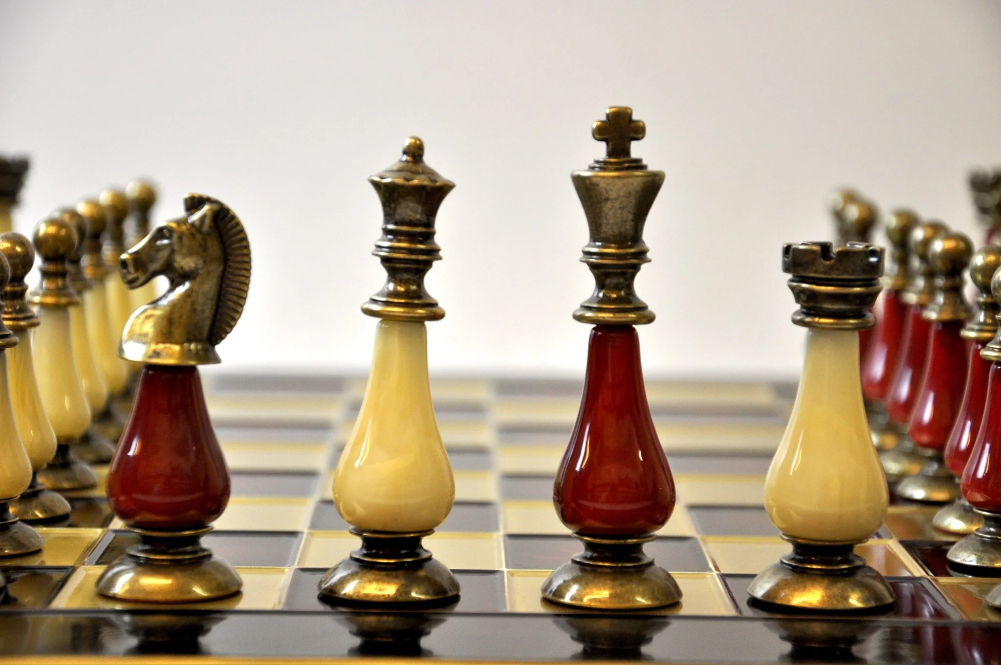 Ensemble jeu d'échecs en laiton et perle - coffre bois - Manopoulos - Image 12