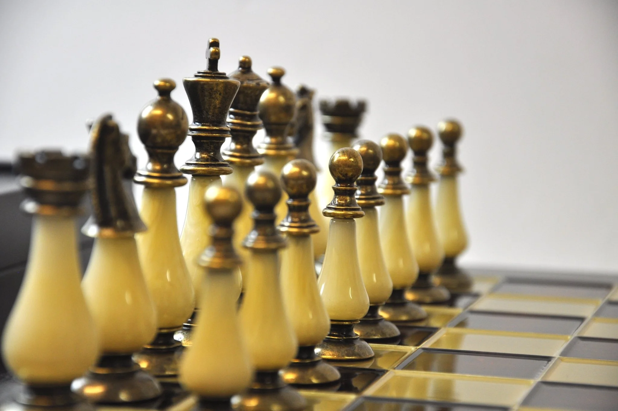 Ensemble jeu d'échecs en laiton et perle - coffre bois - Manopoulos - Image 4