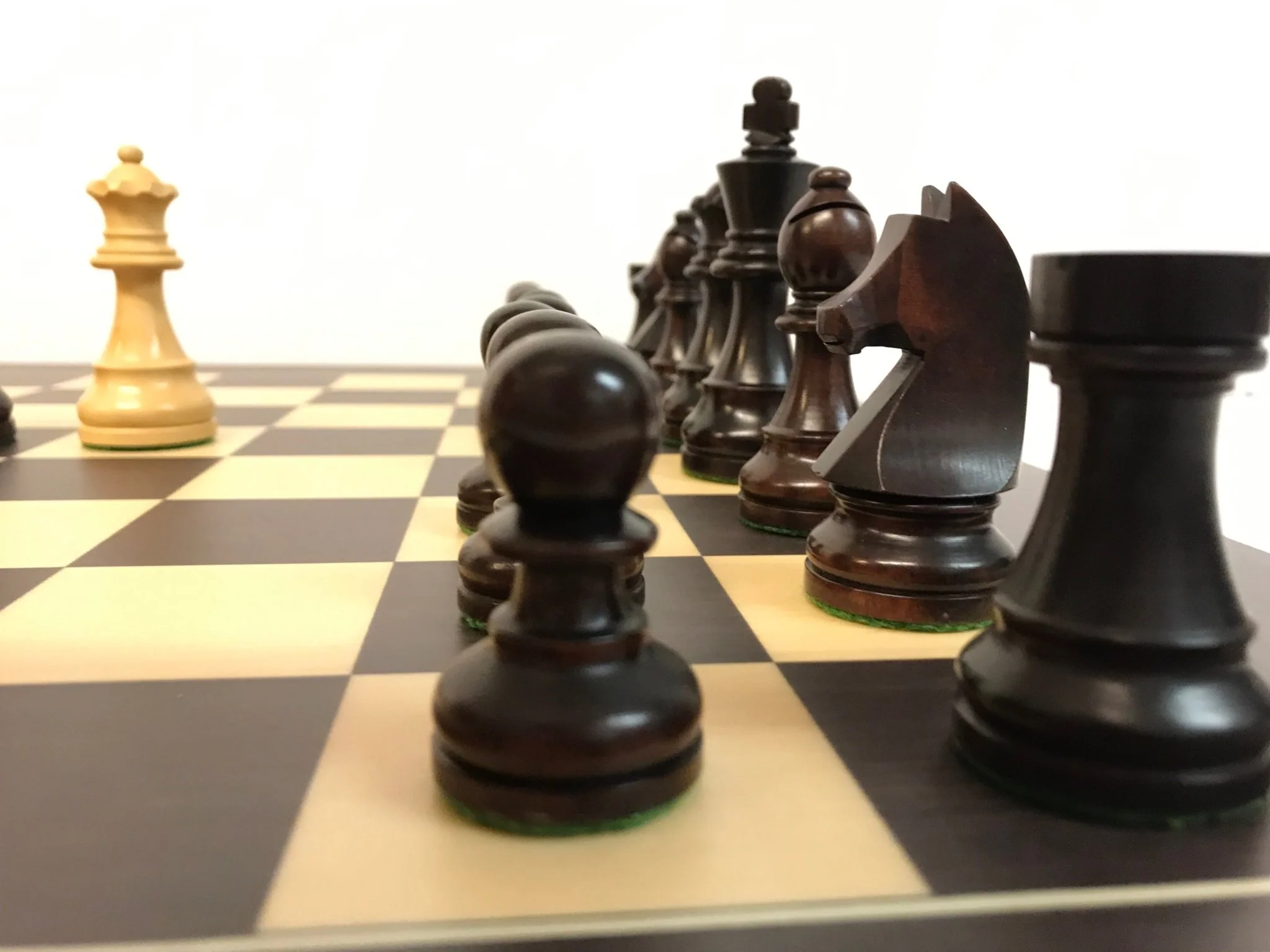 Pièces d'échecs design français en Buis et buis teinté - Marron foncé - Chopra - Image 2