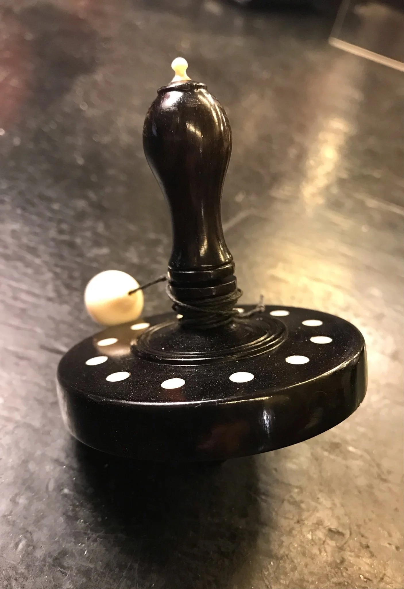 Toupie en ébène et Ivoirine à bouton - Image 3